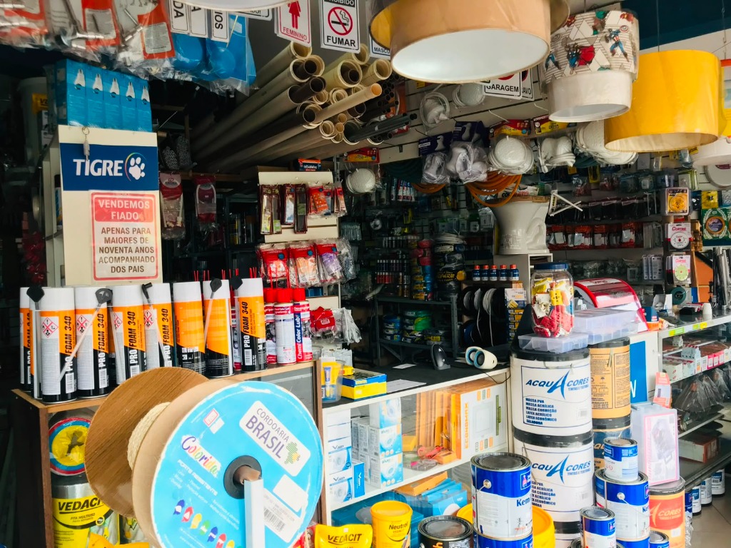 Interior do depósito Shock com grande variedade de produtos